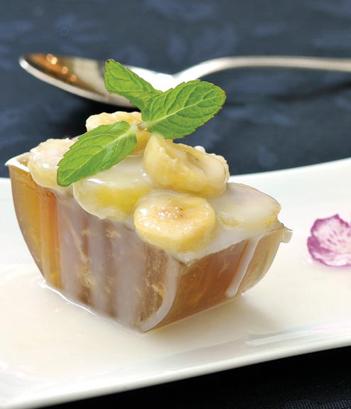 Agar agar lumut dengan pengat pisang (gelly de huevos y azúcar de palma con salsa de bananas dulces)